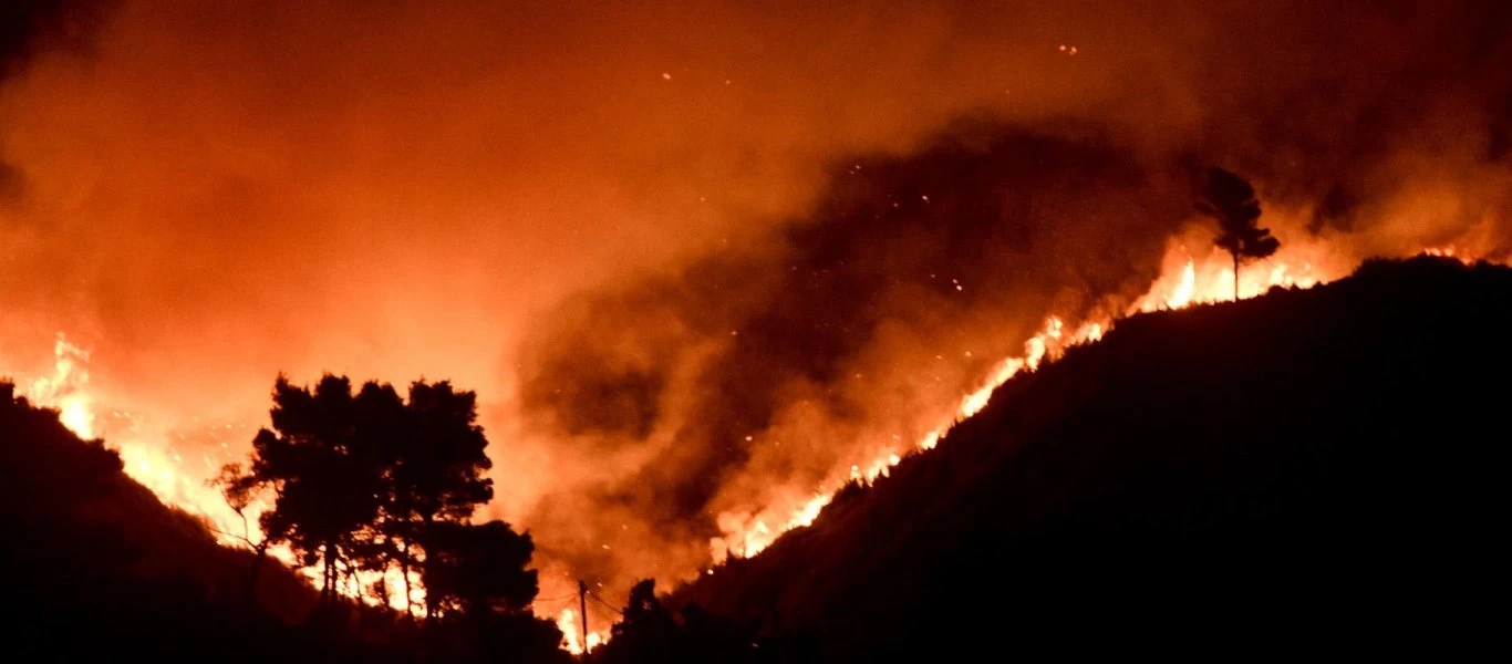 Μεγάλη φωτιά κοντά στον οικισμό Κορυφή Πύργου - Εντολή για προληπτική εκκένωση του χωριού